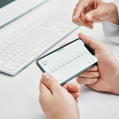 AliveCor KardiaMobile 1L ECG Portatile | Individua Fibrillazione Atriale, Bradicardia, Tachicardia o il ritmo cardiaco normale in soli 30 secondi direttamente sul tuo telefono | Distribuito da OMRON